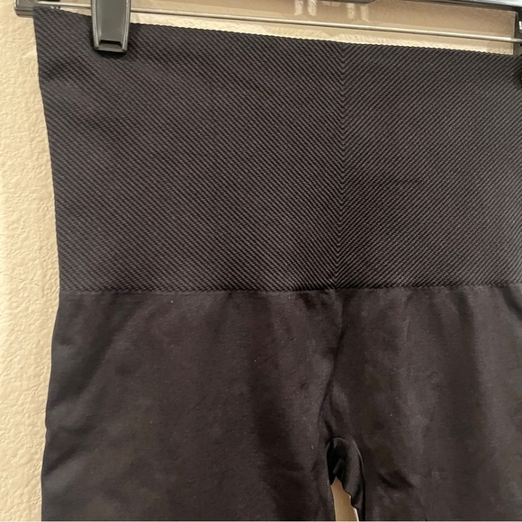 Assets by Spanx size medium black cropped length shape-wear leggings - Picture 2 of 6